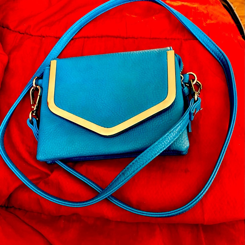 Crossbody Beautiful Blue Purse!